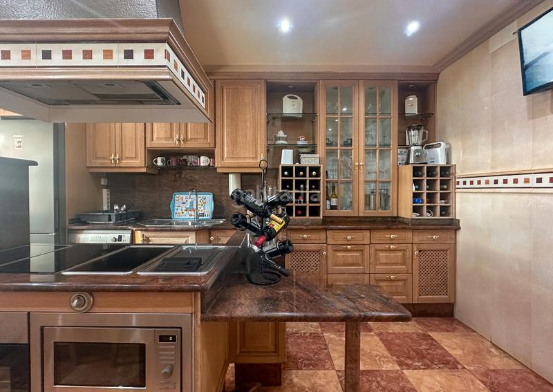 Foto f2883f7f-1f3c-4dc1-9c28-e3a9b926c882. Xalet amb xemeneia calefacció aparcament piscina a Santa Cruz de Bezana