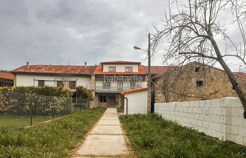Foto c58f62d3-25d8-432e-a7af-cfa1d8996384. Casa aparellada a Alfoz de Lloredo