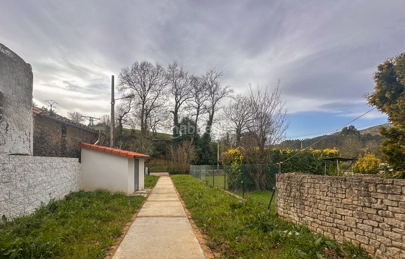 Foto cebe85c3-b137-4274-b96a-359e808047f2. Casa aparellada a Alfoz de Lloredo