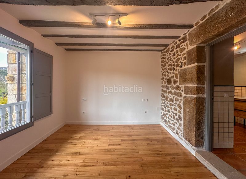 Foto fab99013-71f2-4177-b8e4-d70bf405a536. Casa aparellada a Alfoz de Lloredo