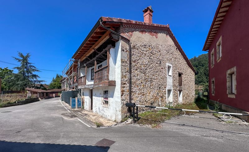 Foto 4238f828-f29c-4c97-a92b-deb68e64f8fb. Casa aparellada a Castañeda