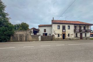 Casa aparellada  Barrio cóbreces. Casa pareada con patio para reformar