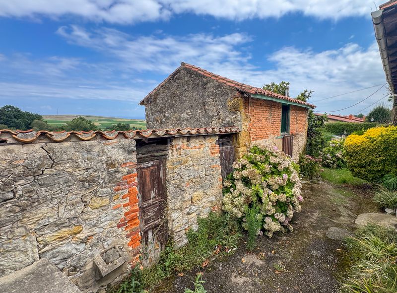 Foto f9285565-0184-45a6-8cd6-0be423f60870. Casa amb calefacció a Alfoz de Lloredo