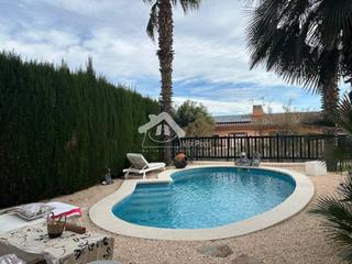 Casa aparellada  De les aigües. Chalet pareado esquinero con piscina