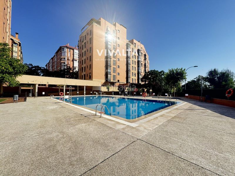 Foto 14c50183-19cd-4532-8b9b-f3795003c3b7. Pis amb calefacció aparcament piscina a Los Rosales Madrid