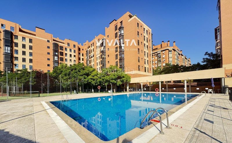 Foto 670a071a-49f7-446f-aa7d-6e5d0a2aaa69. Pis amb calefacció aparcament piscina a Los Rosales Madrid