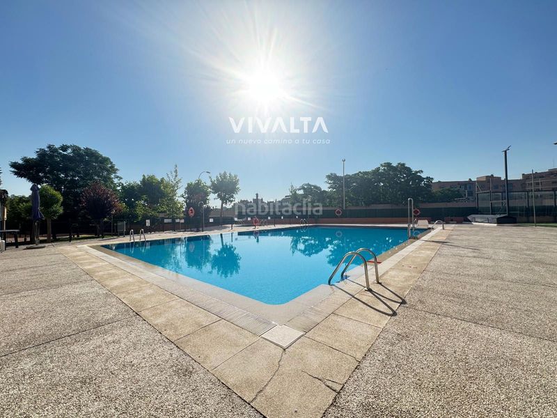 Foto a4b6dbf2-ef03-40e1-8992-cb6128efc793. Pis amb calefacció aparcament piscina a Los Rosales Madrid