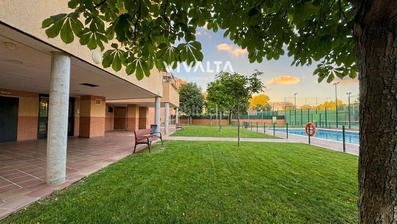 Foto f7524693-62fe-462a-b6d2-ea8e8a29ec1e. Pis amb calefacció aparcament piscina a Los Rosales Madrid