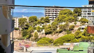 Apartament a Brusselles 59. Apartamento reformado con vistas al mar en playa capellans  salo