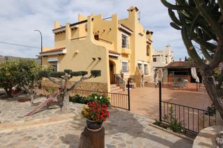 Xalet  Calle de orihuela, urbanización el poblet, la merced, el campell. Villa de ambiente rústico, en una espaciosa parcela de esquina.