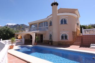 Chalet  Carrer de la carrasqueta, pla de la lloma, busot, l'alacantí, al. Amplia villa con unas vistas preciosas a las montañas.