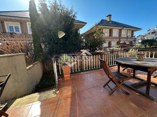 Casa adossada a El Puntal. Casa adosada con jardín en urbanización en laredo
