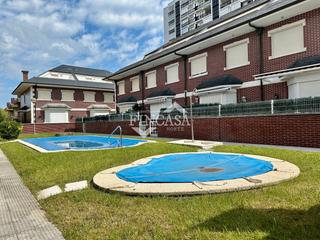 Casa adossada a El Puntal. Casa pareada en urbanización con piscina en laredo