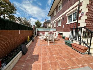 Doppelhaus in El Puntal. Casa pareada en urbanización con piscina en laredo