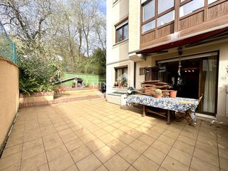 Pis a Limpias. Piso en planta baja con gran zona exterior