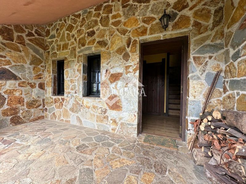 Foto 1a90e08e-93de-4fe5-9472-e55569daa43f. Casa amb xemeneia calefacció aparcament a Güemes Bareyo