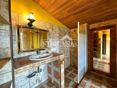Foto f4c2ece0-994e-48a2-8a83-7aa89a345ae0. Casa amb xemeneia calefacció aparcament a Meruelo