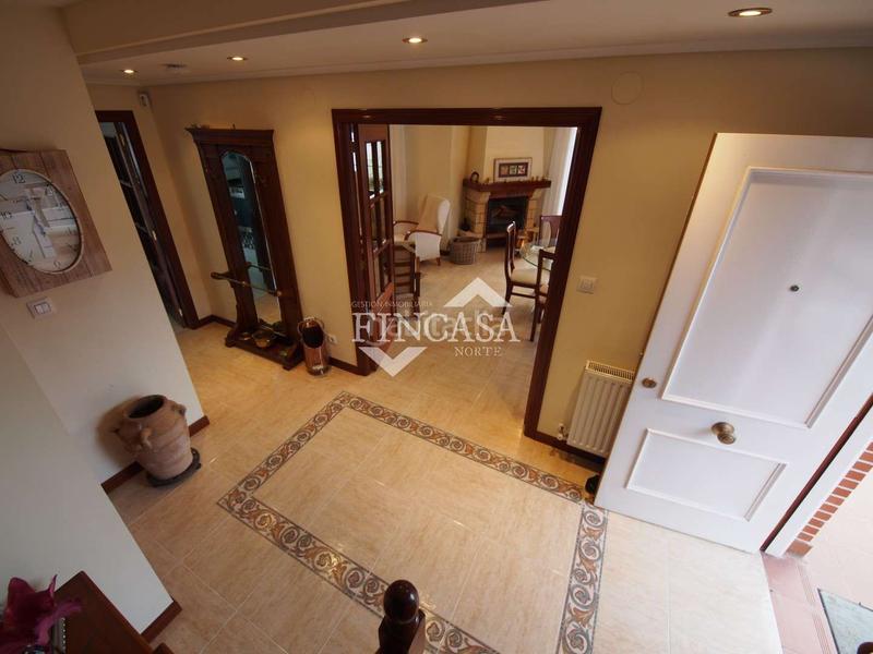 Foto 44e33608-a873-42c2-aeea-6c5ece398e40. Casa bifamiliare con camino riscaldamento parcheggio piscina in Laredo