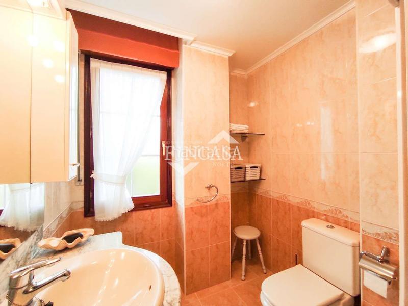 Foto 8401224c-d032-4882-8ff8-50a3fd34c7ac. Casa bifamiliare con camino riscaldamento parcheggio piscina in Laredo