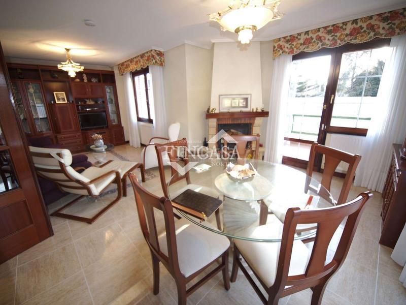 Foto 915a5038-ba3d-4a36-b7fa-5e9266dd19cb. Casa bifamiliare con camino riscaldamento parcheggio piscina in Laredo