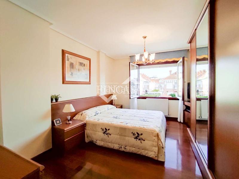 Foto be0e2554-aa51-46be-b323-aa4440002caf. Casa bifamiliare con camino riscaldamento parcheggio piscina in Laredo