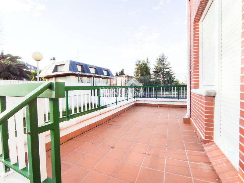 Foto c858f1f3-bd86-42bf-b671-2dddf7a442c4. Casa bifamiliare con camino riscaldamento parcheggio piscina in Laredo