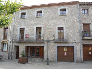 Casa adossada  Plaça carles camps. Sant llorenç de la muga.- casa con jardín y piscina privada.