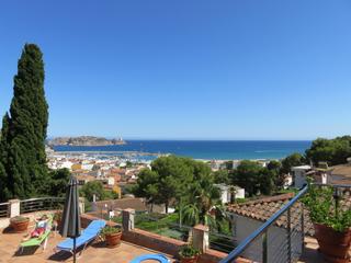 Chalet  Carrer mediterrnia. Casa con espectaculares vistas al mar, situada a pocos metros de