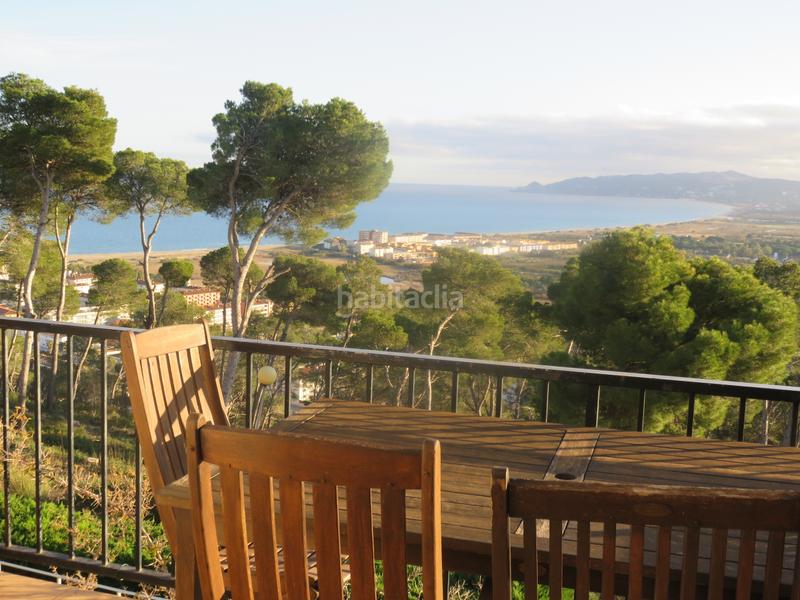 Foto 19cf2861-2541-4940-bd03-d82055e5e4fa. Casa aparellada a carrer pirineus 94 a l´Estartit poble Estartit