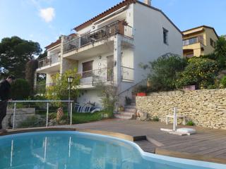 Casa aparellada a Carrer pirineus 94. Casa con vistas al mar y  piscina privada