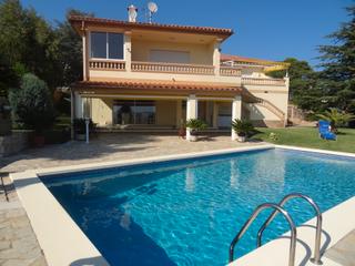 Xalet  Avinguda maresme. Casa independiente con  jardn, piscina privada y jacuzzi
