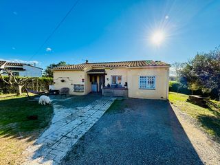 Xalet  Carrer bell rac� b. Casa en bell raco b, con un bonito jard�n que rodea toda la casa