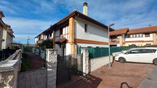 Casa adossada  Barrio de helguera. Adosado en esquina en reocín