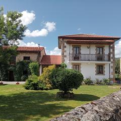 Casa a Arenas de Iguña. Casa montañesa independiente de piedra con finca