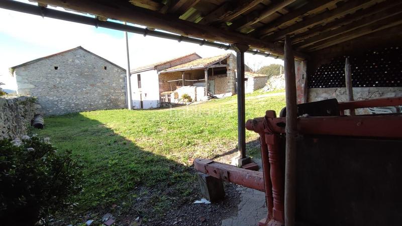Foto b604d65d-25d3-49a2-88d7-0fb233bf5842. Casa  con terreno en en Santillana del Mar