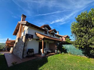 Casa pareada en Suances. Chalet pareado con jardin en hinojedo