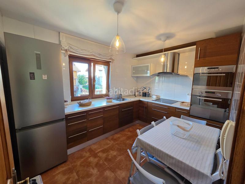 Foto e61907a7-cf57-4c76-9354-6e98ac5de4ee. Casa pareada chalet pareado con jardin en hinojedo en Suances