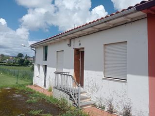 Semi detached house in Reocín. Casa en planta baja con finca