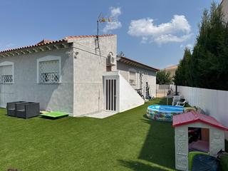 Maison jumelée à La Alcayna. Adosado en venta en la alcayna