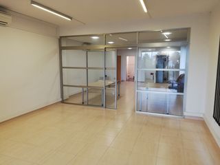 Alquiler Local Comercial en Centre. Local en primera planta