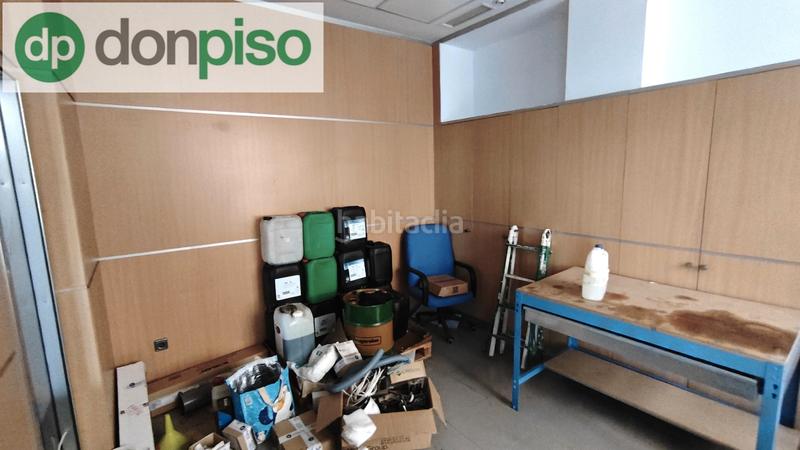 Foto b16f3a68-bd1e-40d1-a028-f395c9a76b7a. Alquiler local comercial en calle castilla 85 local comercial a pie de calle en Santander