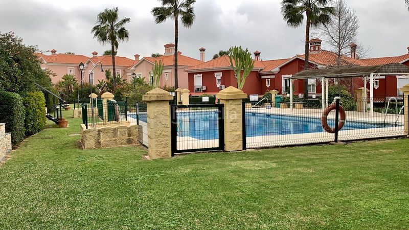 Foto 0a803f86-53a4-4106-a4f5-1161583af571. Casa adossada amb aparcament piscina a La Alcaidesa