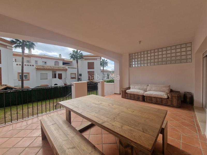 Foto b9565a6c-6be7-4d0a-a696-0e6378f9e557. Lloguer planta baixa amb aparcament piscina a La Alcaidesa