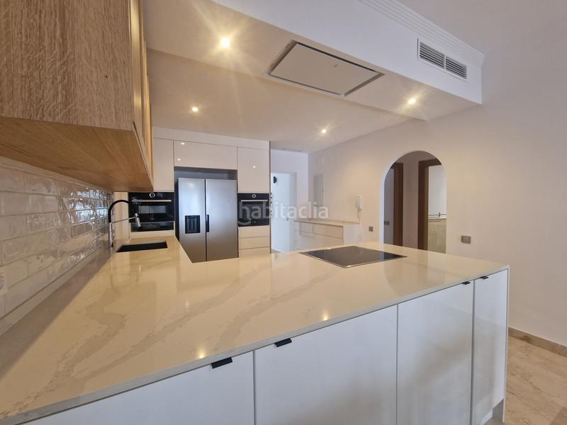 Foto 510b3fcf-6bc7-4cd9-9228-396a80081fa1. Location rez-de-chaussée avec parking piscine dans La Alcaidesa