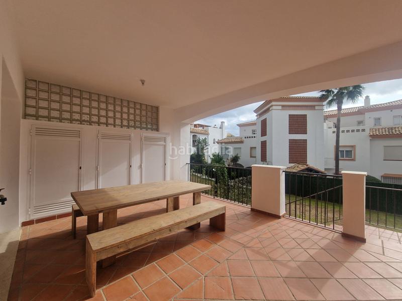 Foto f6a61cae-bc12-46d1-b40c-33eb163777f1. Location rez-de-chaussée avec parking piscine dans La Alcaidesa