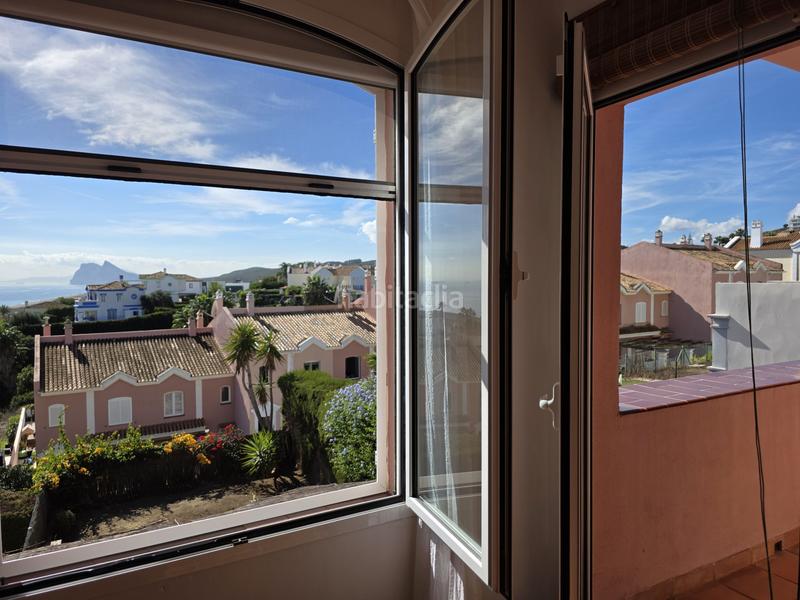 Foto d8bae112-c9b2-4a22-832b-a99475de844c. Casa adossada amb aparcament piscina a La Alcaidesa