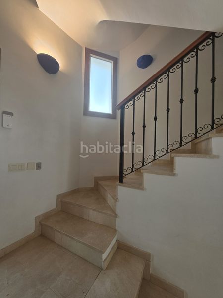 Foto f1cb4323-0949-4a7e-b92c-80ab27e301f4. Casa adossada amb piscina a La Alcaidesa