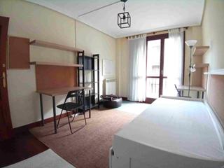 Lloguer Pis  Txalupagillene plaza. Estudiantes. bonito piso de 85 m2 exterior a la calle. reciente