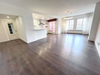 Pis  Nafarroa kalea. Calle navarra con terraza y plaza doble con ad