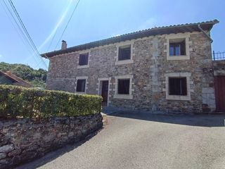 Casa a Reocín. Casa montañesa rehabilitada de 320 m con jardín, garaje para dos